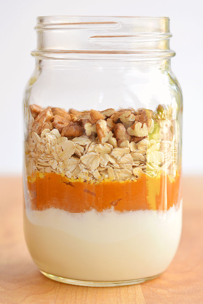 This pumpkin pie overnight oats recipe tastes SO GOOD! It has yummy fall flavours and is so hearty and comforting! It's a delicious, healthy and quick breakfast idea and a great way to save time in the morning! Such a great make ahead breakfast recipe!