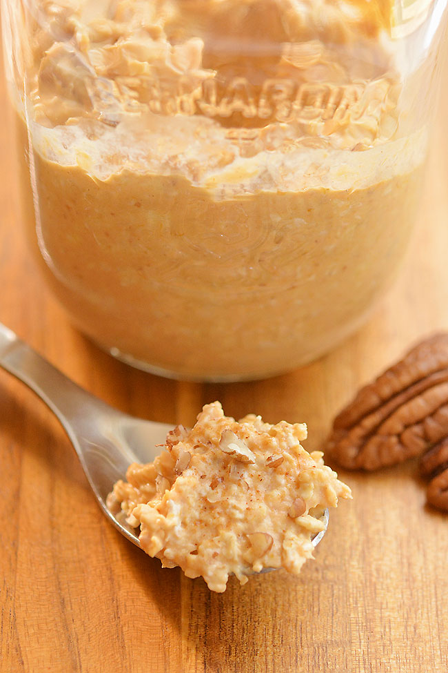 This pumpkin pie overnight oats recipe tastes SO GOOD! It has so many fall flavours and is so hearty and comforting! It's a delicious, healthy and nutritious breakfast idea and a great way to save time in the morning!