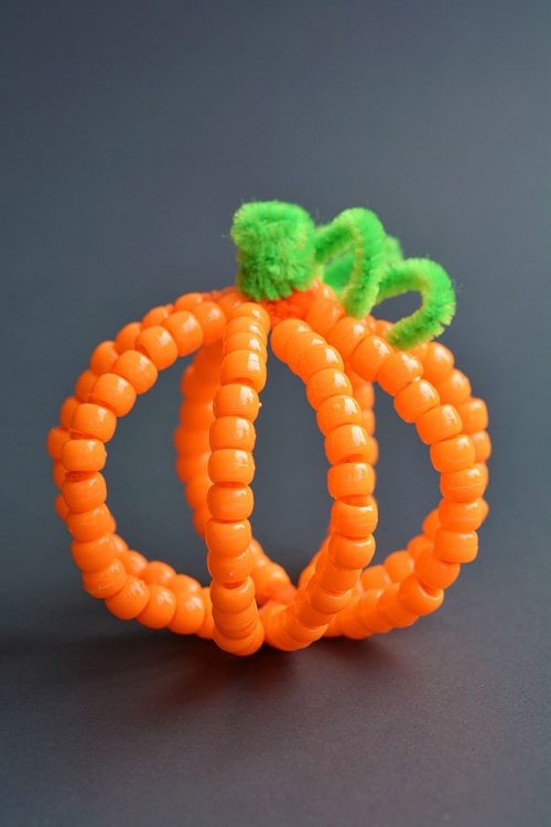Easy Halloween Crafts - Beaded Pipe Cleaner Pumpkins