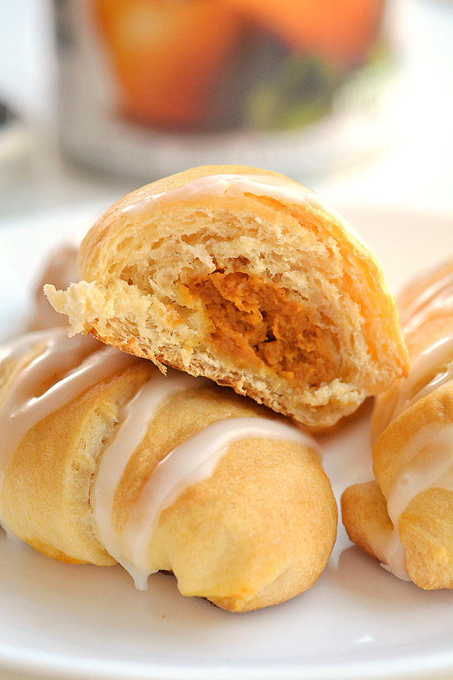 These easy pumpkin pie crescents are SO GOOD and really easy to make. This is such a great fall dessert idea and a delicious treat for Thanksgiving or Halloween. This dessert is quick and easy - ready in less than half an hour - and the whole family loved them! Such a delicious and simple pumpkin recipe using Pillsbury dough!