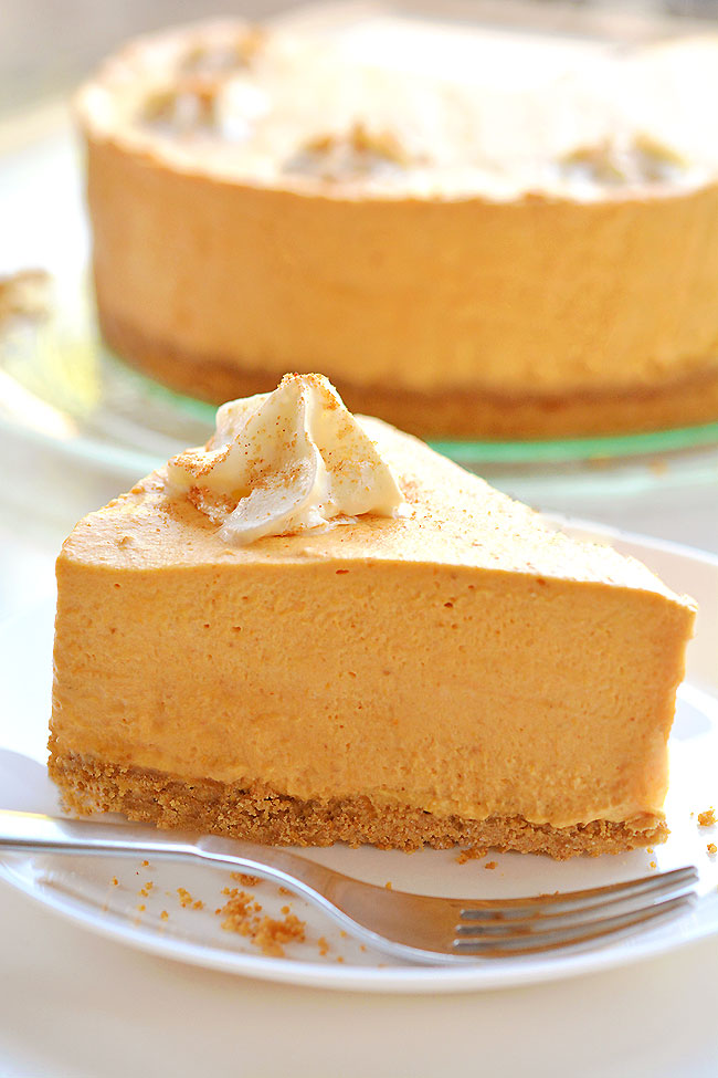 This no-bake pumpkin cheesecake is SO GOOD and it's really simple to make! It's so creamy and delicious! Loaded with all the best fall flavours, it's sure to become one of your favourite fall recipes. This is such an easy no-bake Thanksgiving dessert idea. With a delicious graham cracker crust, and the light and fluffy pumpkin filling, this easy dessert is so perfect for autumn!