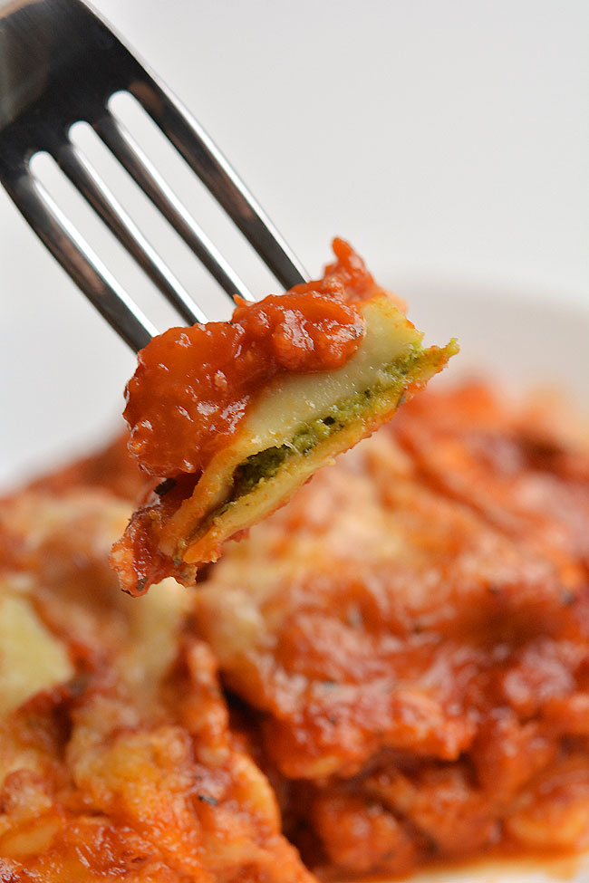 This quick and easy recipe for lazy lasagna with baked ravioli tastes SOOOO good!! It has all the flavours of a traditional lasagna, but you can assemble it in less than 10 minutes! This is such an awesome dinner recipe and such an easy weeknight dinner idea! This is a great vegetarian lasagna recipe, but you can easily add a meat sauce if you want to, or simply use meat ravioli to make it even more hearty! There are so many ways to mix it up!
