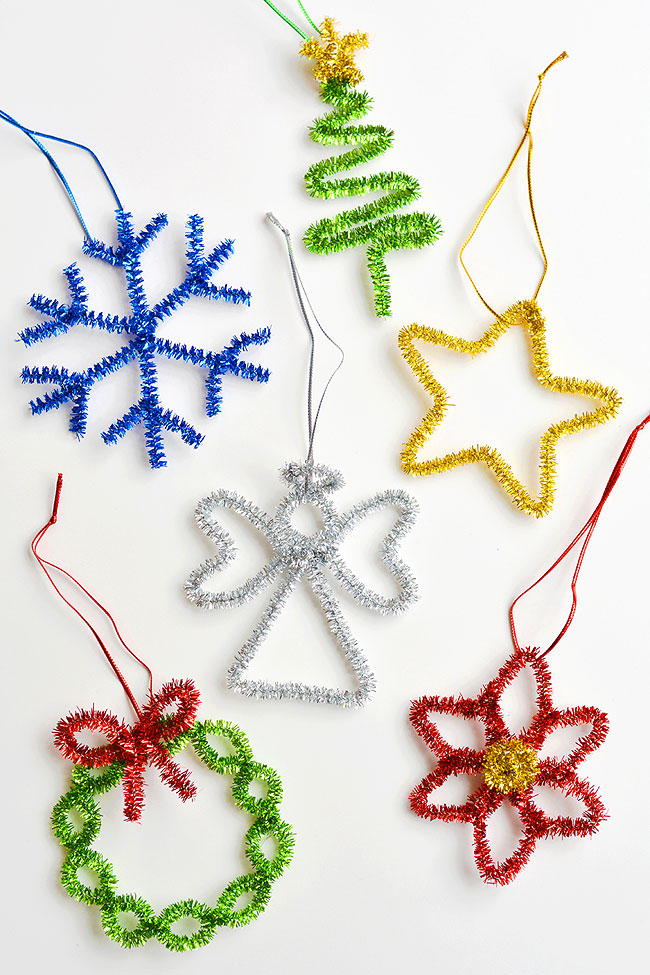 These easy pipe cleaner poinsettia ornaments are SO PRETTY! With a few twists you can make this fun little Christmas craft for kids in less than 5 minutes!