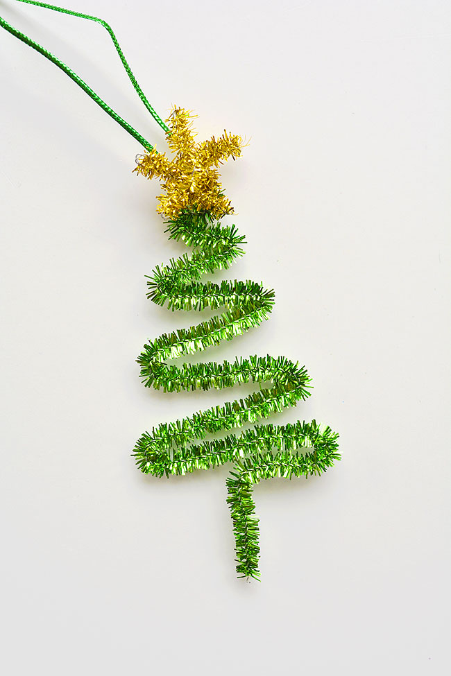 These pipe cleaner tree ornaments are SO CUTE and you only need a few supplies to make them! Such an EASY and FUN holiday project for the whole family!