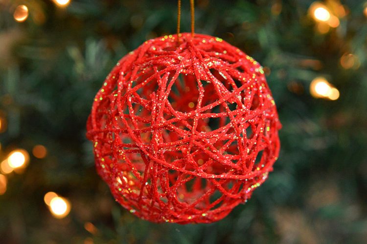 DIY yarn and glitter ornaments using balloons