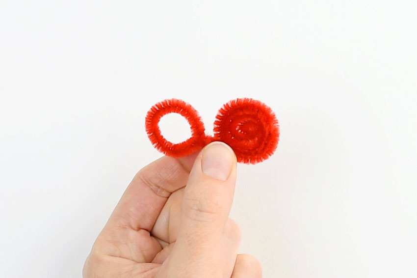 Pipe cleaner loop and pipe cleaner spiral