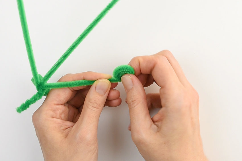 Pipe Cleaner Shamrock Rings - Roll the spiral.