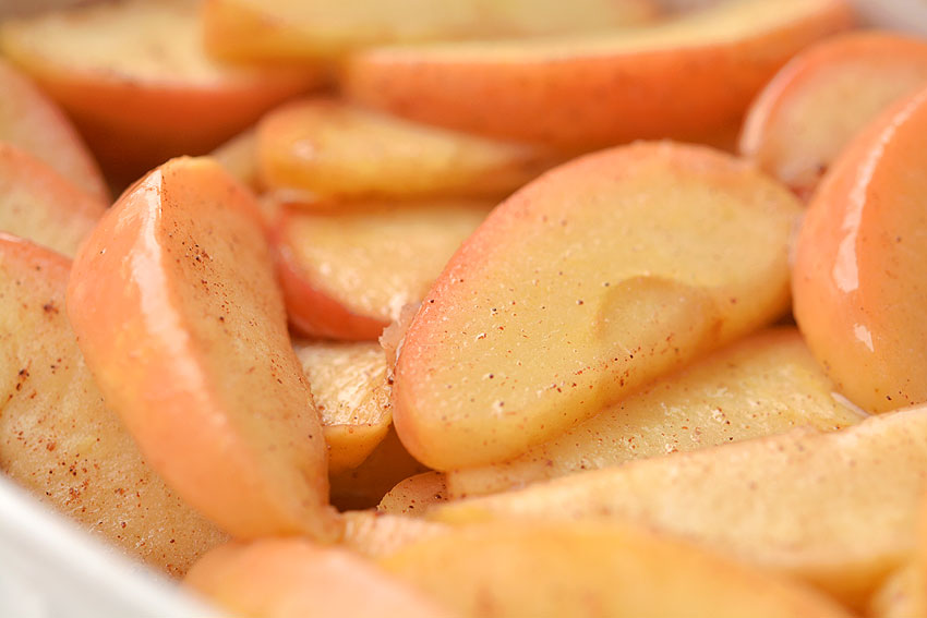 Baked Apple Slices with Cinnamon –