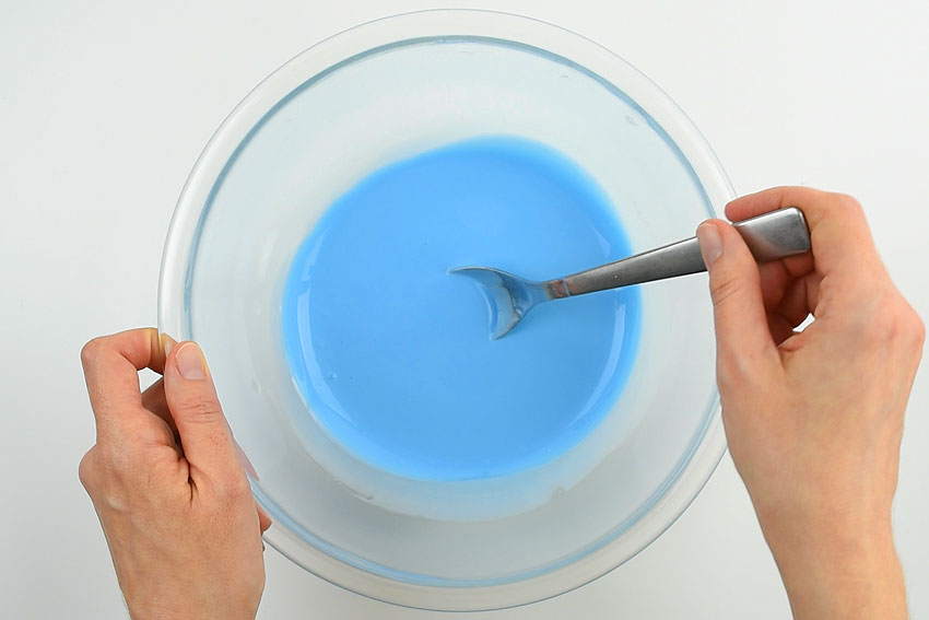 How to Make Fluffy Slime - Mixing the colour.