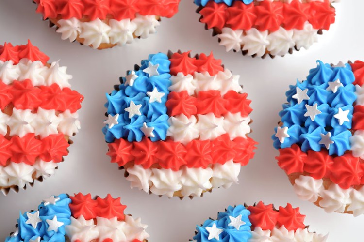 4th of July flag cupcakes with one of them centred