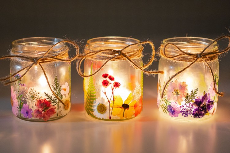Bougies lanternes artisanales en fleurs pressées