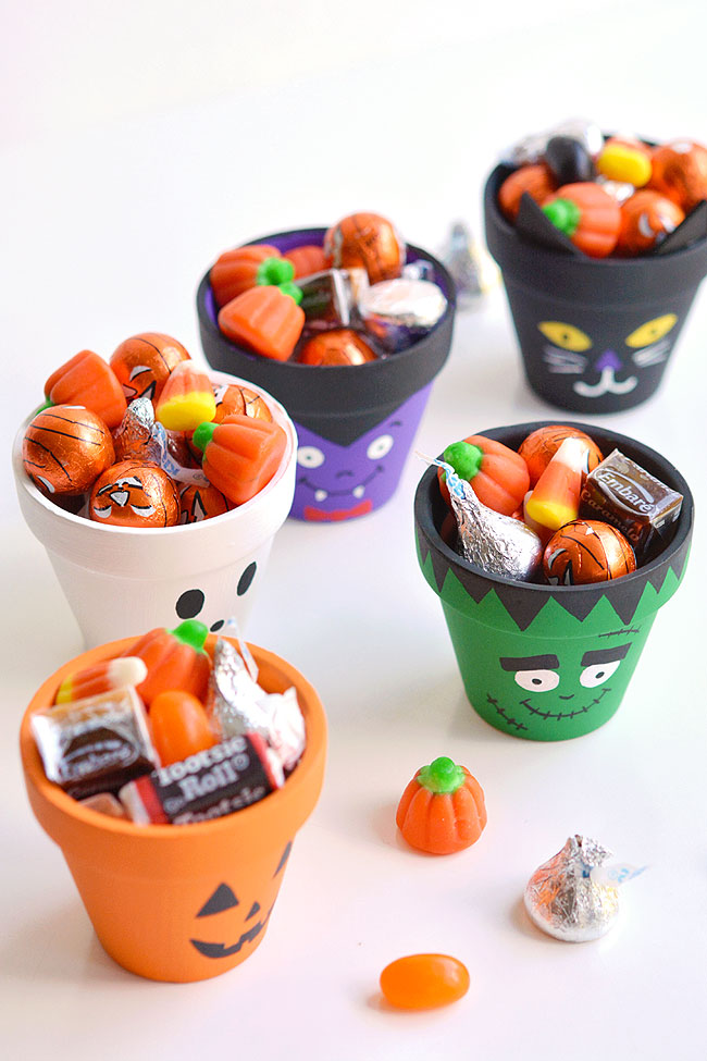 Pots peints d'Halloween remplis de bonbons