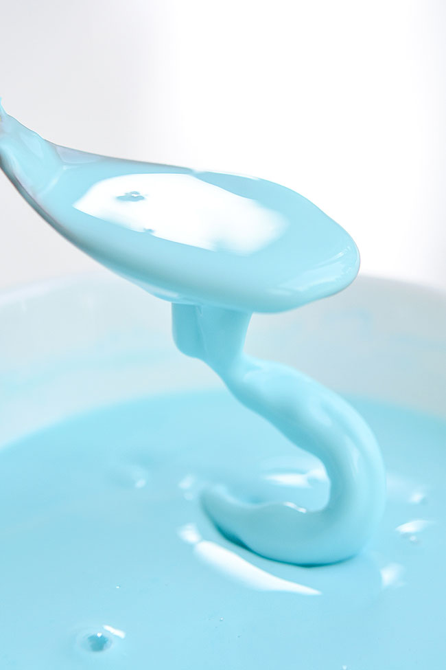Blue oobleck falling off a spoon