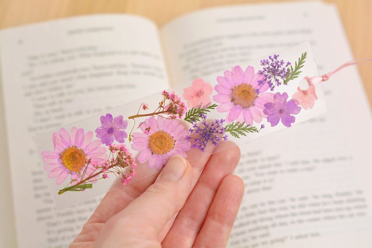 DIY bookmark with pressed flowers