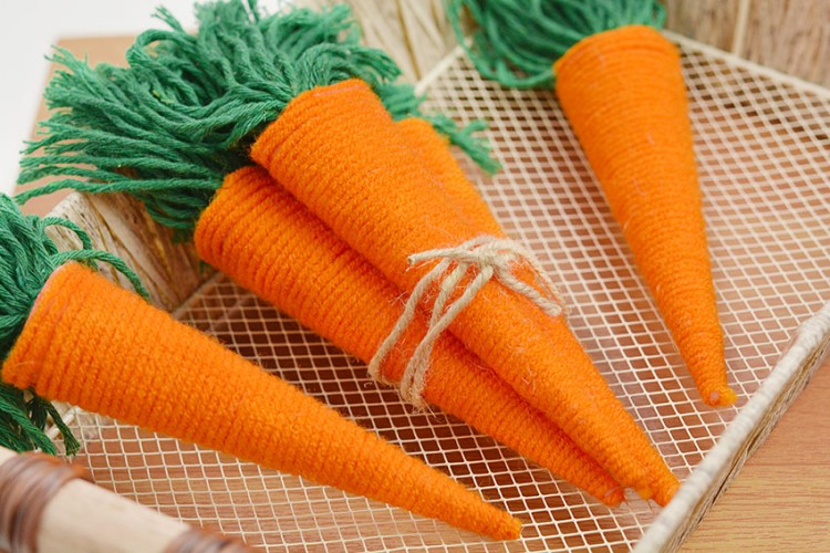 How to make yarn carrot decorations for Easter