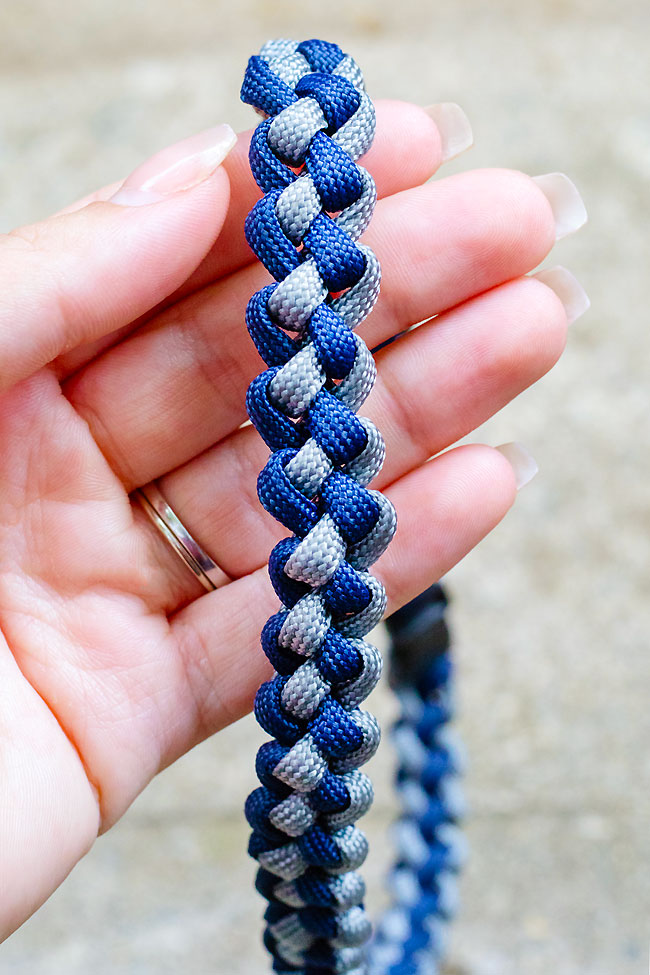 Closeup of the zipper sinnet paracord necklace pattern
