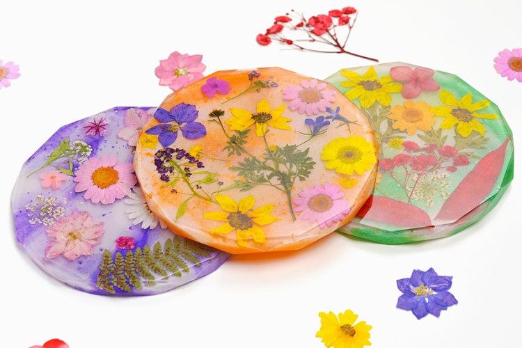 Epoxy resin coasters with pressed flowers