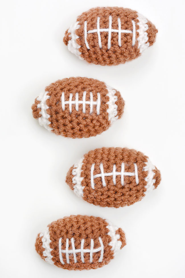 Simple pattern for crocheting a football
