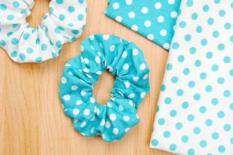 How to Make a Scrunchie DIY fabric scrunchie
