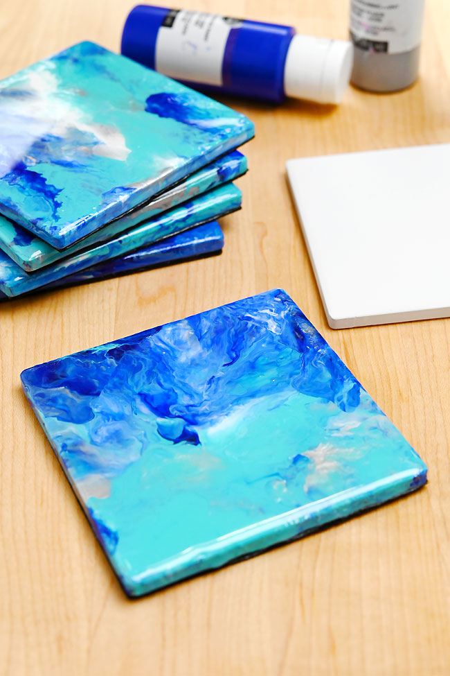 Marbled blue DIY coasters decorated with a fluid art technique
