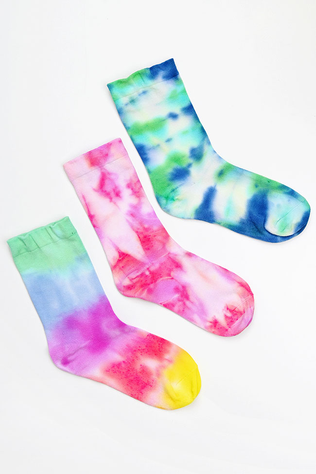 Colourful tie dye socks using 3 tying methods