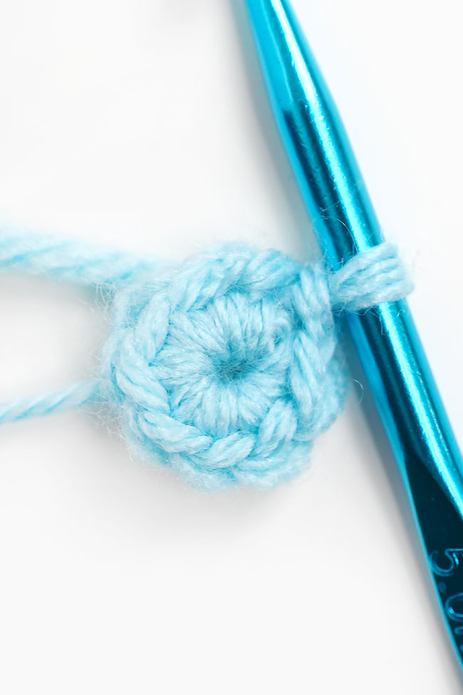 Showing a magic circle with single crochet on a crochet hook