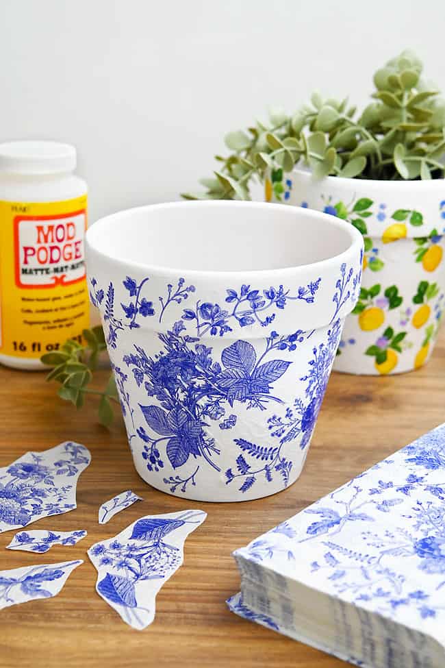 Decoupage Flower Pots Pretty patterned flower pots covered with napkin decoupage