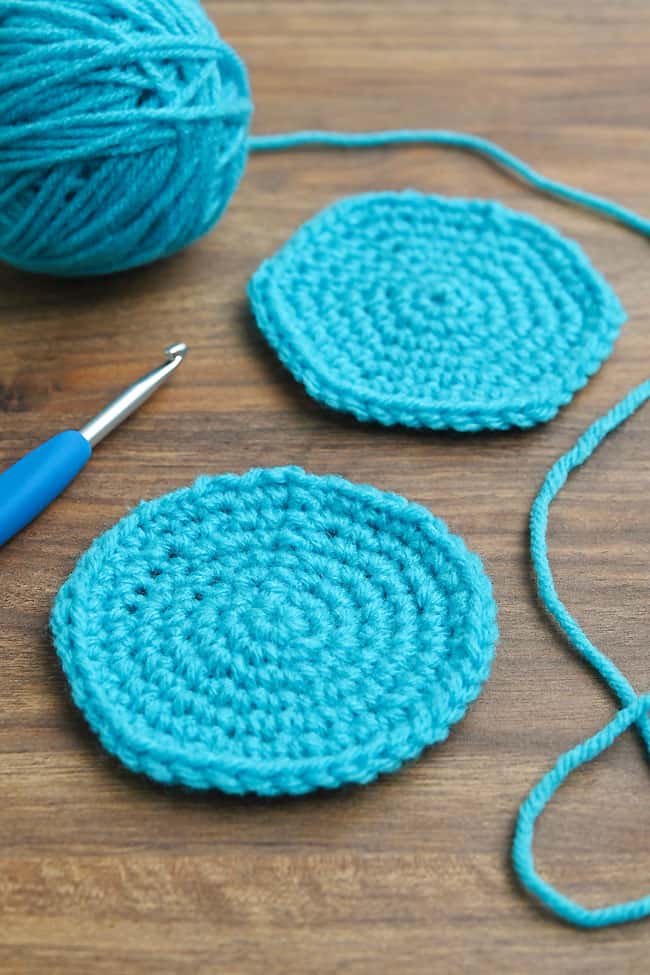 Comparison of the 2 patterns for making a crochet circle