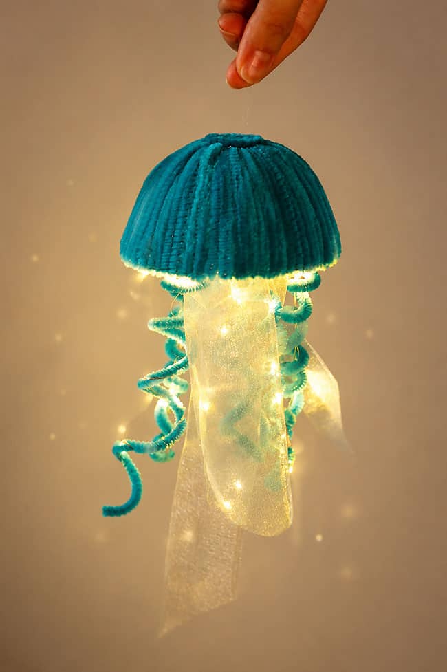 Pipe Cleaner Jellyfish Lamp Glowing jellyfish with pipe cleaners and fairy lights
